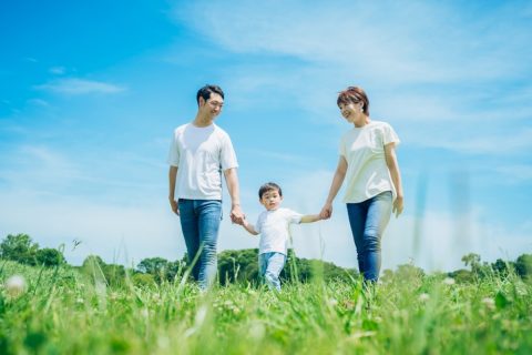 子どもは「1人」欲しく、海外旅行には「年1」で行きたいです！ どれだけの年収があれば実現できるでしょうか？