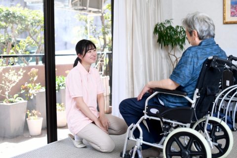 少子高齢化といわれているので「介護系」の仕事に興味があります。年収ってどれくらいなのでしょうか？