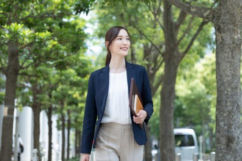 彼に「年収1000万円は稼いでほしい」と言われました…それだけ稼いでる女性はどのくらいいるのでしょうか？