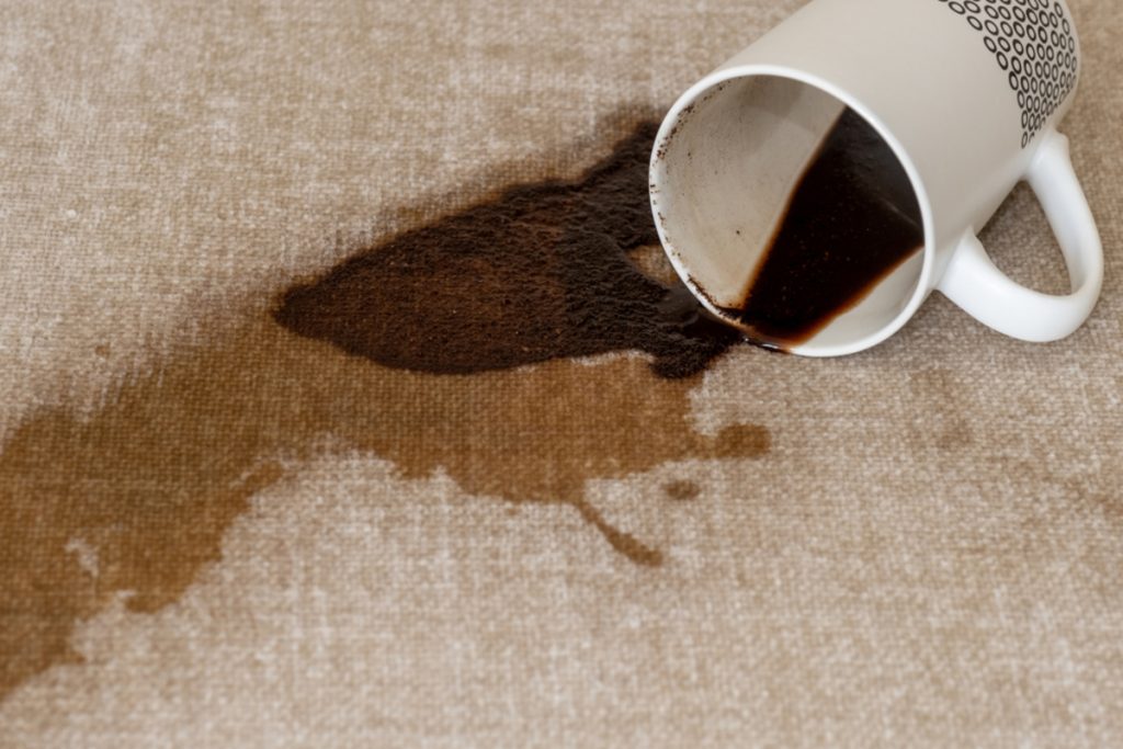 会社のソファに「コーヒー」をこぼし、代わりのソファ代を請求されました。この場合どのような保険が適用されるでしょうか?