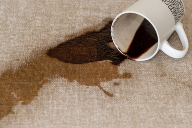 会社のソファに「コーヒー」をこぼし、代わりのソファ代を請求されました。この場合どのような保険が適用されるでしょうか？
