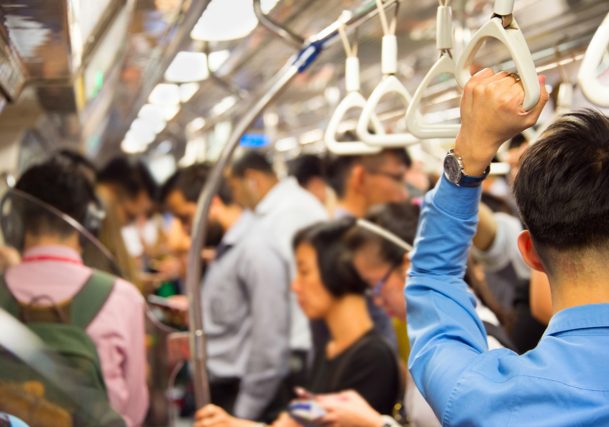 新宿駅での降車時、降りようとする人に押されて転倒し、肘をけがしました。このような場合、どんな保険が適用されますか？