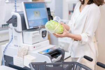 セルフレジは時間が掛かります。見守る店員さんがレジ打ちに入れば、どんどん会計が進むのではと思うのですが、なぜセルフレジが増えているのでしょうか？