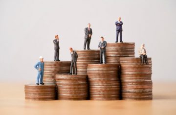 公務員になれば「勝ち組？ 」一般会社員との「年収」「福利厚生」はどう違う？