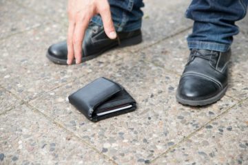 拾った財布を交番に届けたら、中身は「免許証」と「クレカ」のみ。“謝礼”はどうなる…？