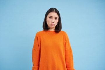 友人に「5000円返して」と言えません。以前ご飯を食べたときに「手持ちがない」というので自分が出しましたが、友人は忘れているようです。もう「半年」経ちますし、細かく言うべきではないでしょうか…？