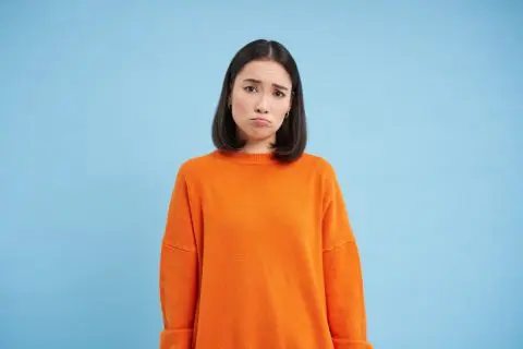 友人に「5000円返して」と言えません。以前ご飯を食べたときに「手持ちがない」というので自分が出しましたが、友人は忘れているようです。もう「半年」経ちますし、細かく言うべきではないでしょうか…？