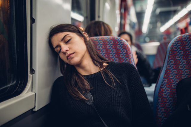 電車で乗り過ごしたら、「不正乗車」になるって本当？ 罰金は請求される？