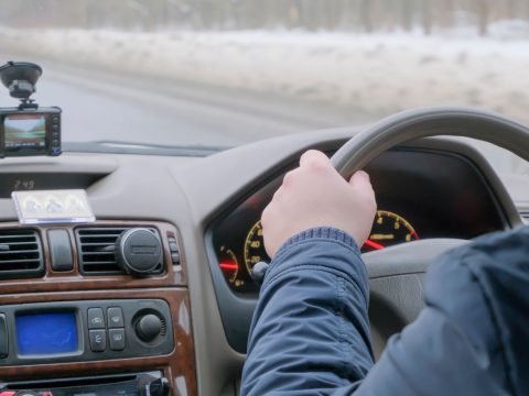 ドライブ中に「あおられ運転」に遭遇！ 前方を「低速でノロノロ・急停止」など、遭遇した場合どう対処すべき？ あおり運転と違って“罰則”はないのかも解説