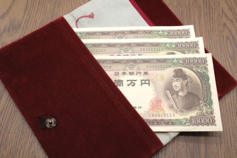 祖父のタンスから「100万円」のタンス預金を発見！ すべて「聖徳太子」の1万円札だけど、銀行で交換は可能？ お店でそのまま使えるの？