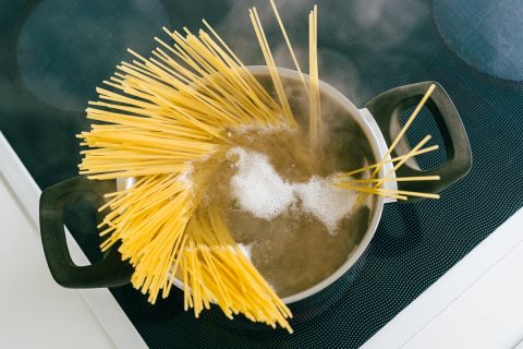 時短になるし光熱費も浮くので「パスタソース」を麺と一緒にゆでています。衛生的な問題があるのでしょうか？