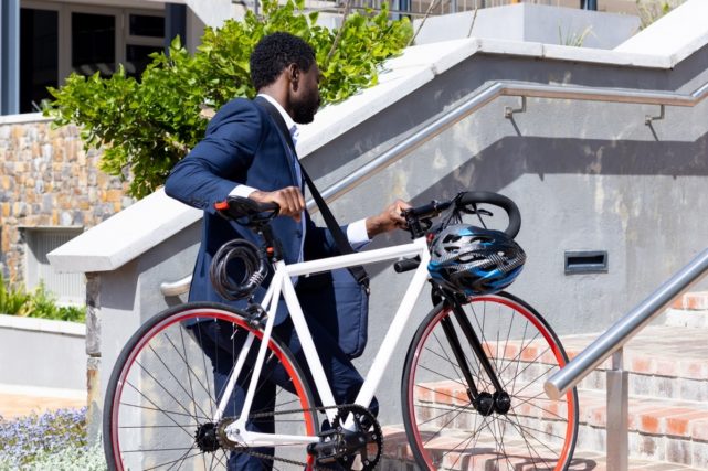 ガソリン代の節約で「自転車通勤」を開始しましたが、「右側通行」ってダメなんですか？ 自宅から駅の駐輪場に行く場合、どうしても右側通行してしまいます。ちょっとなら大丈夫でしょうか…？