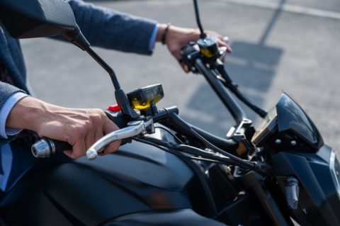 友人がホンダの電動バイクを「25万」もお得に購入したそうです。どうやったらそんなに安くなるのでしょうか？