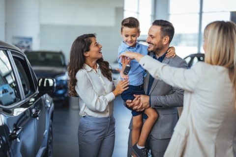 子どもが生まれて「5人家族」になりました。今は「軽自動車」に乗っていますが「5人乗り以上」の車に買い替えたほうがよいでしょうか？