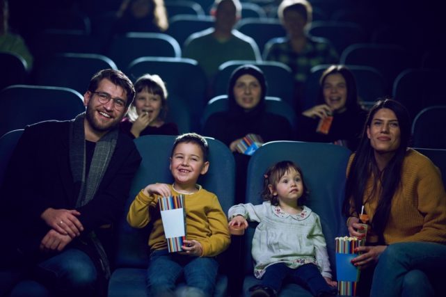 映画料金はなぜ値上がりした？ 昔は1000円程度だったのに今は2000円に…！