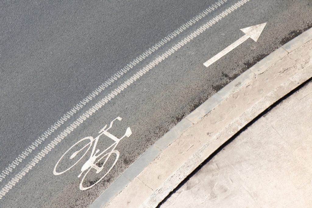 「自転車専用レーン」を走行中、少し先に車が止まっていた! これって「違反」にならないの? 罰則もあわせて解説