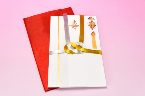 結婚式をあげていないのにお祝いで「5万円」もらいました。お返しは「3万円」で考えていますが、多すぎますか？