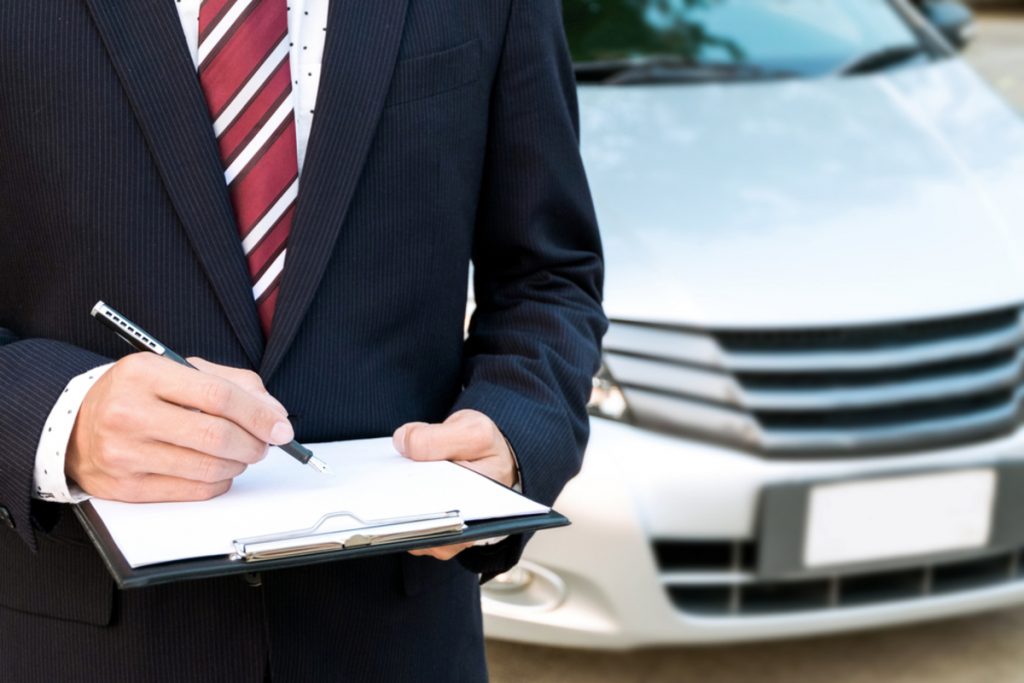 中古車販売店で車を査定してもらったら、会社ごとに10万円以上費用が異なりました。そもそもベースはどのように決まっているのでしょうか?