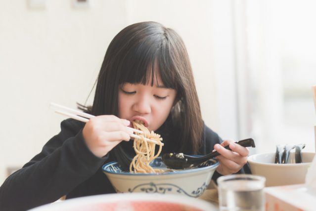 お店で1杯のラーメンを子ども2人に食べさせるのは「非常識」ですか？周りからの視線が気になります…