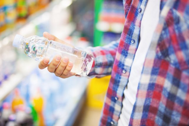 通勤中、いつもコンビニで「水」を買っているのですが、コスパ悪いでしょうか？ スーパーが職場の少し先で、楽なのでついコンビニで買ってしまいます