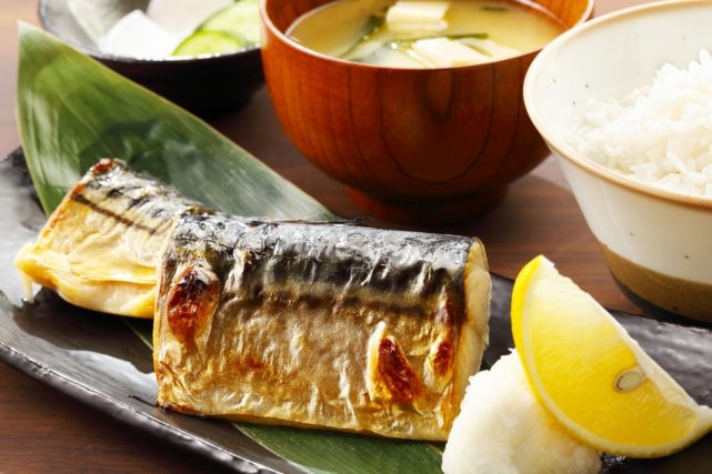 毎日の夕食を「魚料理」にしたら1ヶ月の食費はどうなる？肉料理にかかる費用と比べてみた