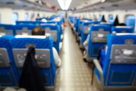 新幹線の「窓際席」の乗客が30分に1回は席を立ちます。指定席ですが、「通路側」の私と席を替わってもらうのはアリでしょうか…？