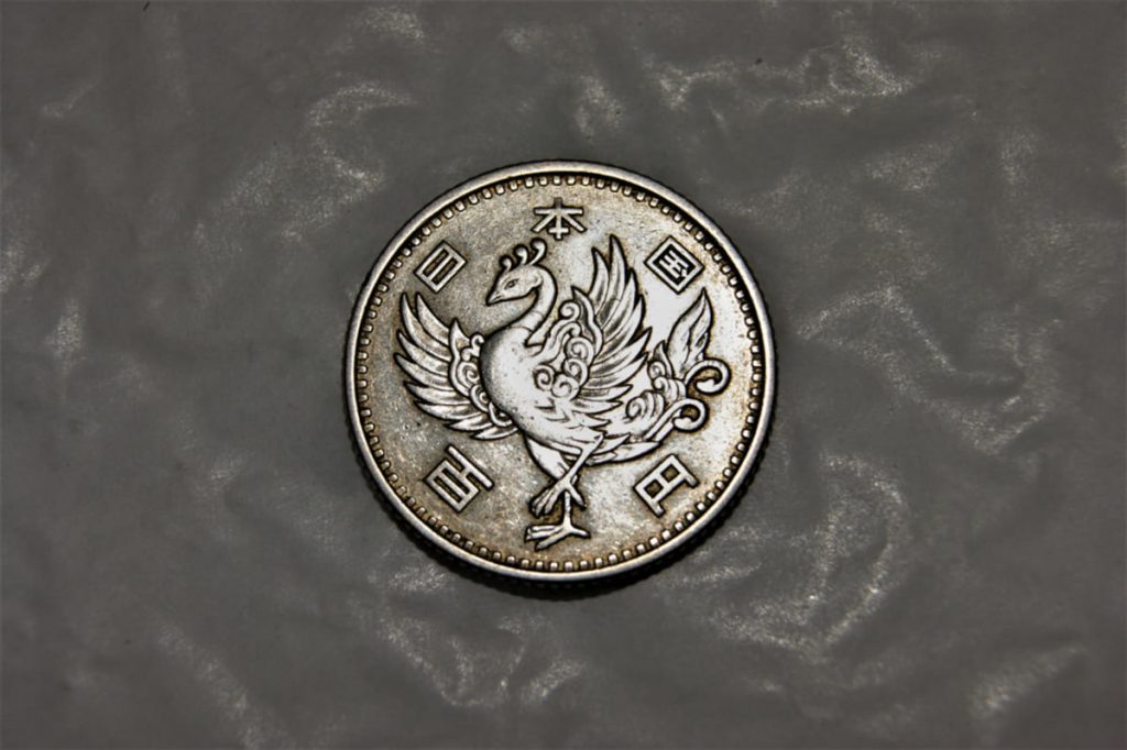 実家で見かけた「鳳凰柄」の100円玉。いつの時代につくられたものでしょうか? プレミア価値はありますか?