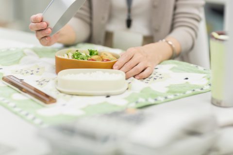 同僚が「昼食代を節約して投資しているよ」と言って毎日お弁当を持参しています。数百円を削ってでも投資したほうがトクなのでしょうか？