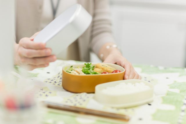 「この時期は傷むから」と毎日400円の社食ランチにする夫。手作り弁当に比べてコストはどうなのでしょうか？