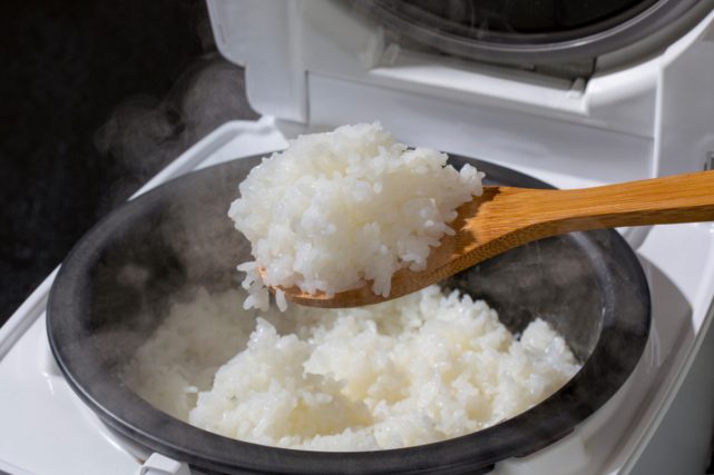 夫の帰りが遅いので、ご飯は「炊飯器」で保温しています。 内釜を洗えないので、お茶碗によそったのを「レンチン」してほしいのですが、そのほうが電気代も安くなっていいですよね…？