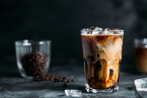 みんな仕事中にはどんなものを飲んでいるのでしょうか？カフェのコーヒーは人気だそうですが、費用や歯の黄ばみが心配です…。