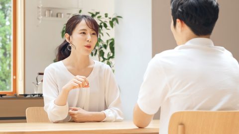 課長から“部長”に昇格した46歳の妻から「家庭に入ってほしい」と言われました。私は10歳年下で“主任”ですが、妻の希望を聞くべきか悩んでいます…