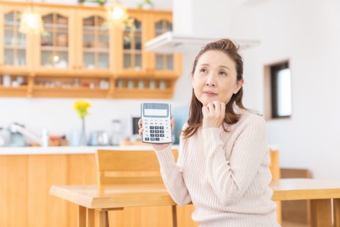 もうすぐ定年です。「年金」と「配当金」で生活しようと考えているのですが、年金受給中の所得税や住民税は非課税ですか？