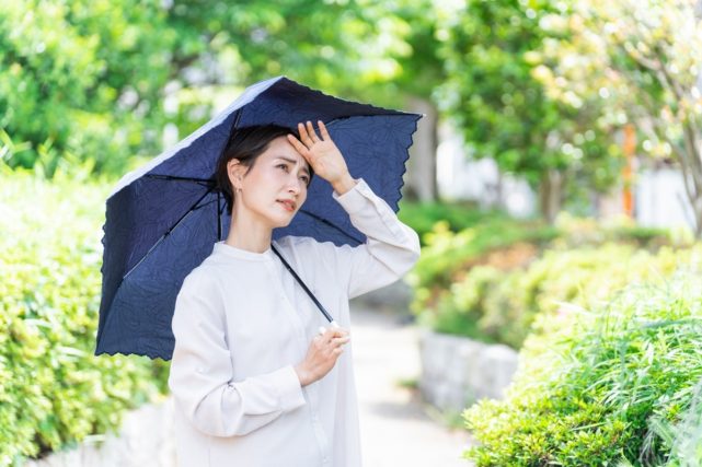 例年以上に日焼けしたので、流石に「日傘」を買おうと思います。通常の「黒い傘」でも効果はあるでしょうか？ 節約のため、できれば後者を購入したいです… 。