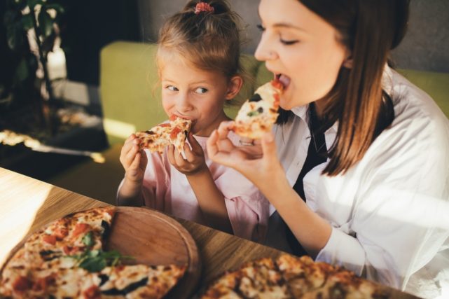 小学1年生の子どもが、食べ放題で「未就学児は無料です」と言われた！ 訂正して料金は払ったけど、年齢確認は「自主申告制」で大丈夫なの？ 偽るべきではない理由も解説