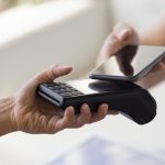 最近飲食店に行くと「PayPay」のみ対応でクレジットカードは不可という店をよく見かけます。なぜクレジットカードは使えないのでしょうか？