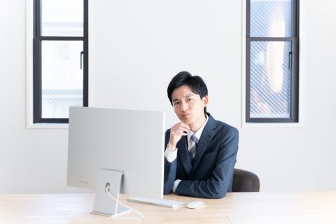 30歳で「年収500万円」、毎日定時退社ですが正直「やりがい」がありません。このままでは将来が心配なのですが、資格の勉強などすべきでしょうか？ このまま仕事を続けて大丈夫ですか？