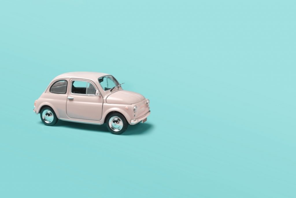 送迎用の車を購入検討中。妻は7万円払ってボディカラーを「ピンク」にしたいそうです。色を変えると何かあるのでしょうか?