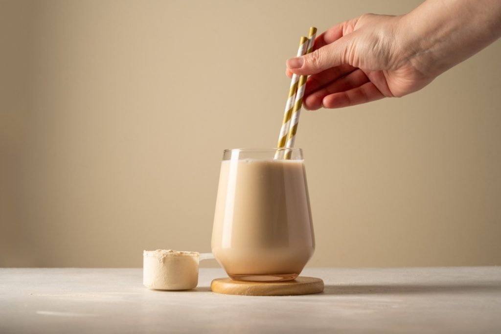 よく通っているカフェのストローが「プラスチック」から「紙」に変わりました。少し苦手なのですが、なぜ普及しているのでしょうか?