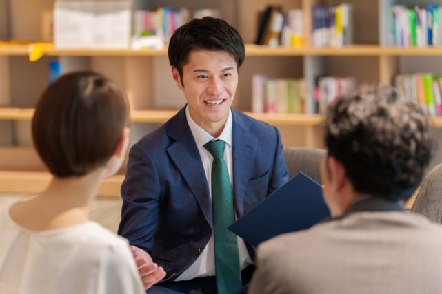 息子が「営業職」に来年就職するのに「運転免許証」を持っていません。なくても仕事に支障はないのでしょうか？