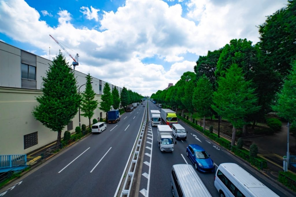 たまに遭遇する「民間の緊急車両」。救急車と同じように道を譲らないと罰則はありますか?