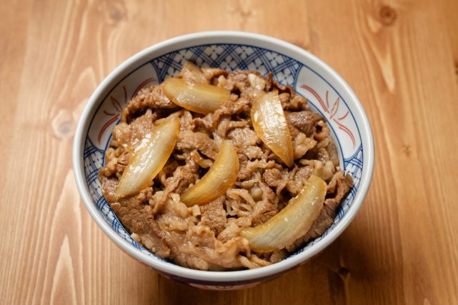 手軽なので、毎日「牛丼定食」や「ハンバーガー」を食べています。自炊に切り替えたら、年間費用はどれだけ浮くでしょうか？