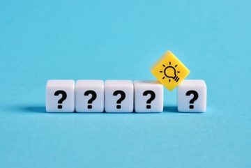 「月給25万円以上、月収30万円も可能」のように「月給」と「月収」が併記されている求人をよく見かけます。これってどういうことですか？