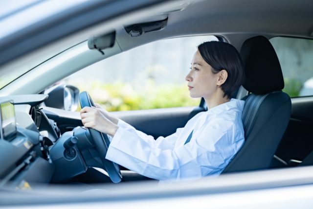 現在、排気量2500シーシーの車に乗っています。軽自動車や排気量の小さい車に乗り換えると、どのくらい節税できますか？