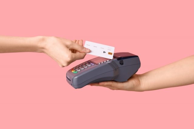 ランチでお会計しようとしたら、「カード払いは別途5％上乗せ」と言われた！ 仕方なく現金で払いましたが、なぜカードで支払うと高くなるのでしょうか…？
