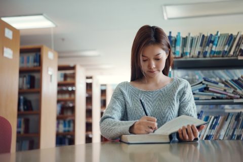 現在一人暮らしをしています。「週2日」は電気代節約のために、1日中「図書館」で過ごそうと思います。電気代はどれくらい節約できますか？