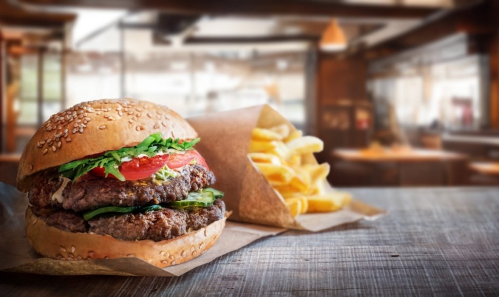 1日トータルで栄養バランスに気をつけていれば、毎日「ハンバーガー」を食べてもいい? 健康リスクや病気になった場合の治療費について教えて!