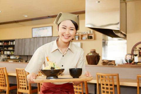 扶養の範囲内で働いている主婦です。扶養から外れても稼いだ方が「お得」なのではと考えているのですが、どちらがよいでしょうか？