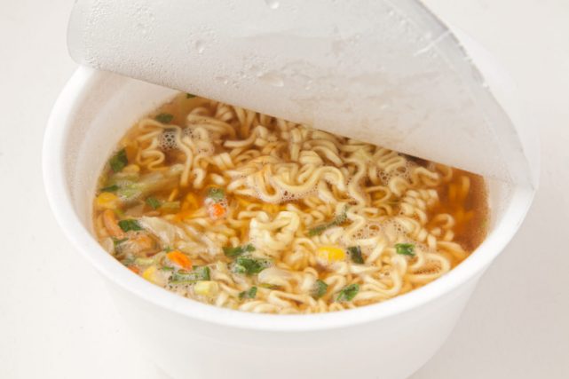 夫はコンビニの“大盛り”カップ麺をよく食べるのですが、割高ではないですか？塩分やカロリーも気になります…