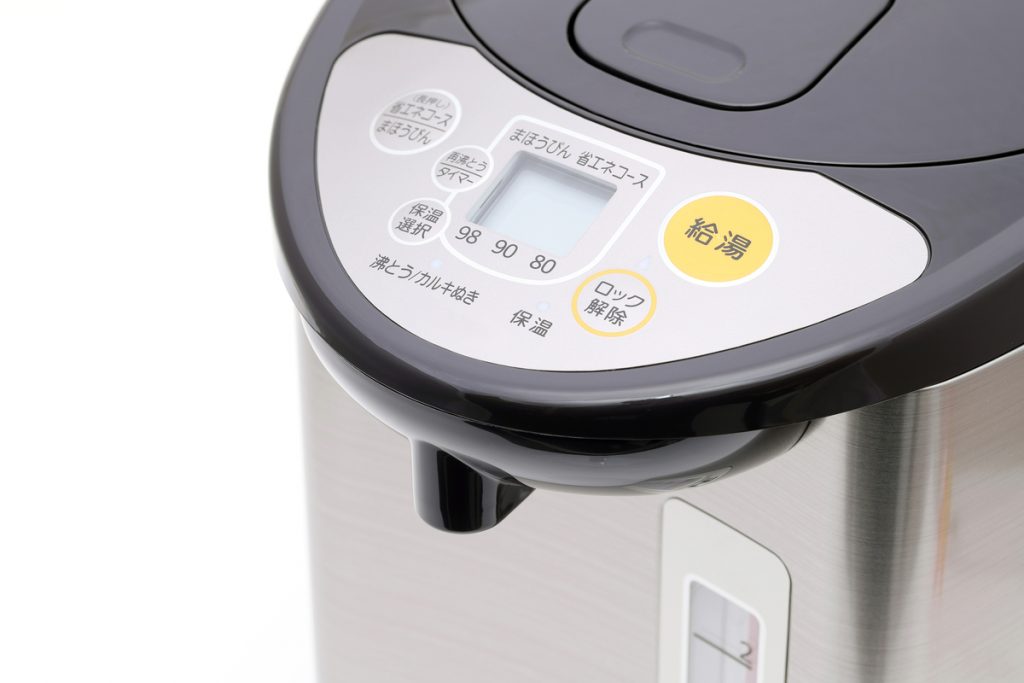 カップラーメンをよく食べるので電気ポットをつけっぱなしです。しかし先日電気ケトルの方が安いと聞きました。そんなに電気代は変わるのでしょうか?